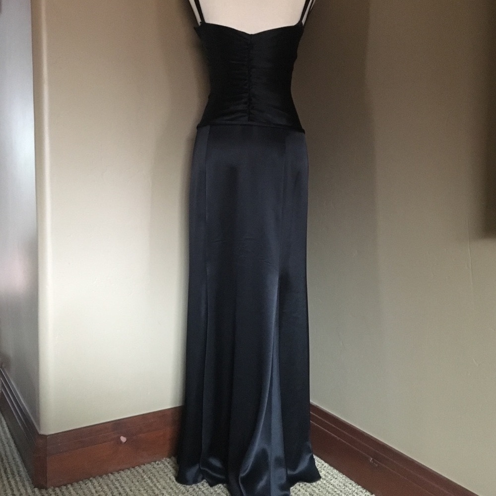 Elegant Tahari black evening gown/formal gown/prom dress. - Picture 9 of 9